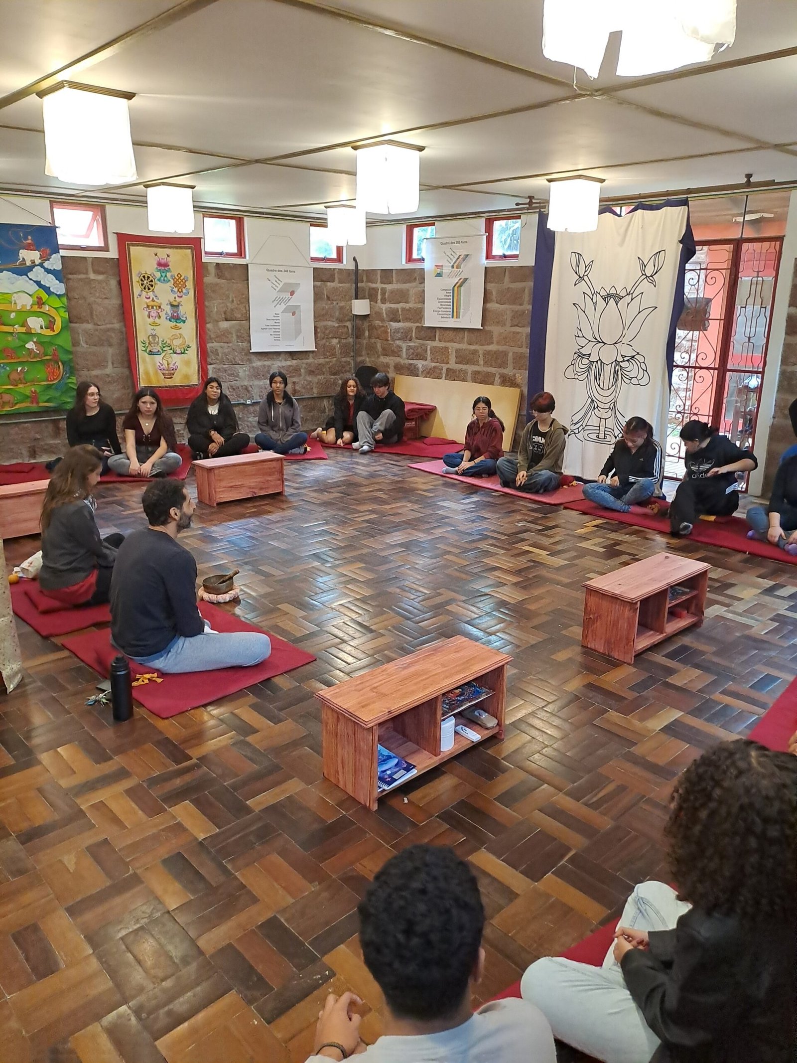 Alunos e professora em momento de meditação em círculo